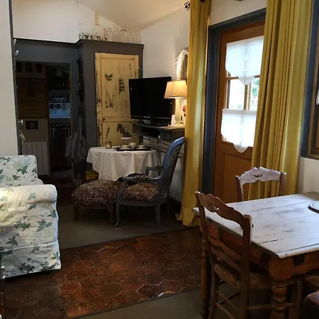 Le Cloky Bed & Breakfast 4*